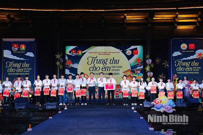 Đồng chí Nguyễn Thanh Bình, Phó Bí thư Tỉnh ủy, Chủ tịch UBND tỉnh và Ông Nguyễn Văn Trường, Giám đốc Doanh nghiệp xây dựng Xuân Trường trao quà cho các em thiếu nhi tại chương trình.