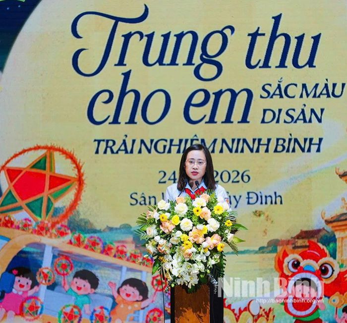 Đồng chí Lê Thị Mai Phương, Phó Bí thư Tỉnh đoàn, Chủ tịch Hội đồng Đội tỉnh đọc Thư của Tổng Bí thư, Chủ tịch nước Tô Lâm gửi các cháu thiếu niên, nhi đồng nhân dịp Tết Trung thu 2026.