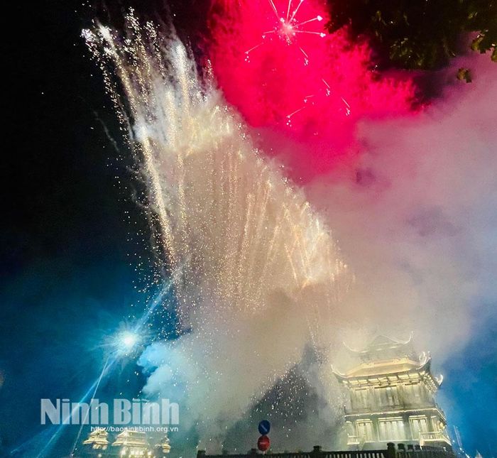 Màn bắn pháo hoa lung linh sắc màutại chương trình.