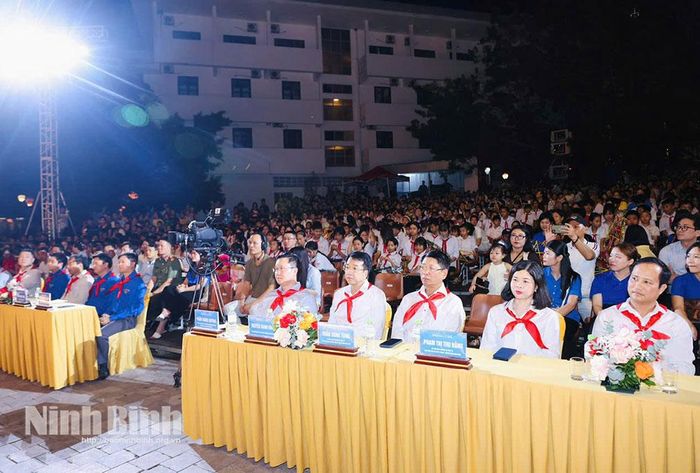 Các đại biểu dự đêm hội.