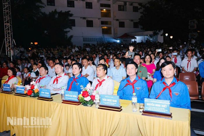 Các đại biểu dự đêm hội.