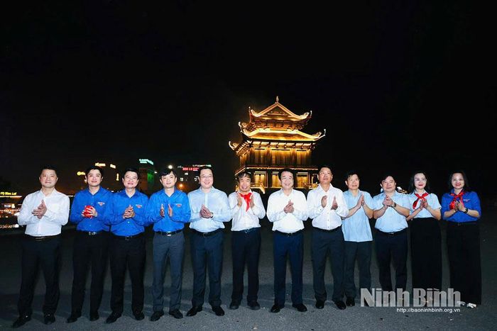 Các đại biểu chụp ảnh lưu niệm nhân dịp chương trình được tổ chức tại không gian văn hoá Phố cổ Hoa Lư