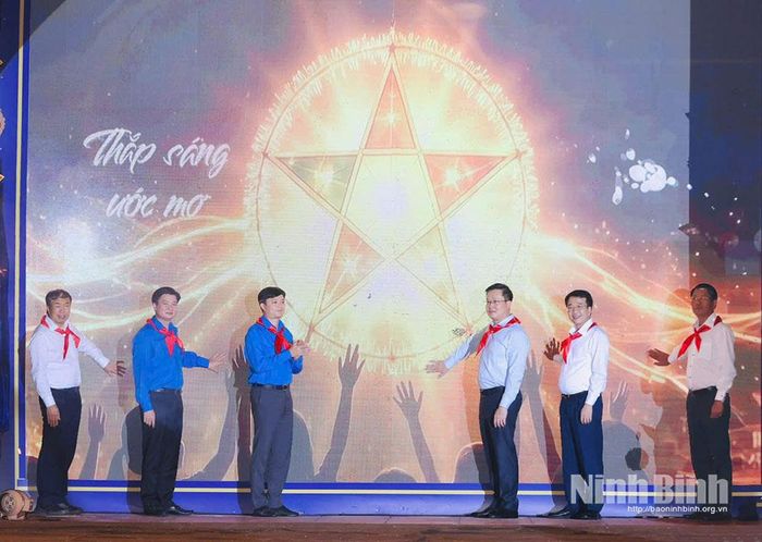 Các đại biểu thực hiện nghi thức “Lồng đèn thắp sáng ước mơ”.