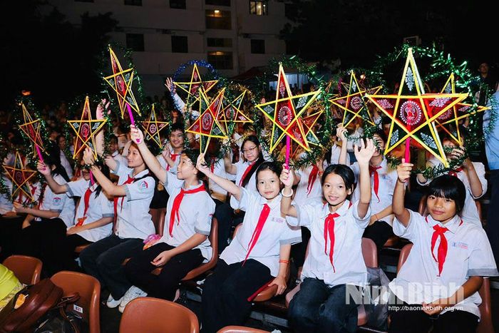 Các em thiếu nhi cổ vũ nhiệt tình cho các tiết mục văn nghệ tại chương trình.