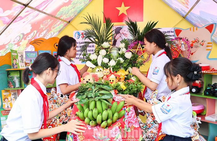 Các em thiếu nhi xã Hiển Khánh cùng nhau trang trí Trại trung thu. Ảnh Viết Dư