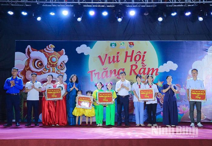 Lãnh đạo phường Nam Hoa Lư tặng quà cho các đơn vị tham gia chương trình. Ảnh: Anh Tuấn