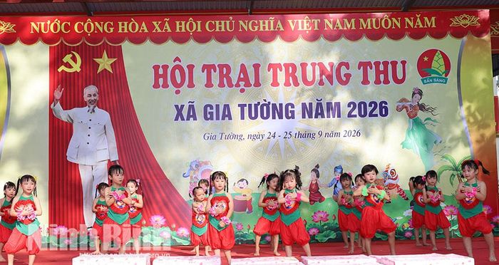 Các tiết mục văn nghệ được biểu diễn tại lễ khai mạc Hội trại Trung thu 2026 xã Gia Tường. Ảnh: Đinh Huyền
