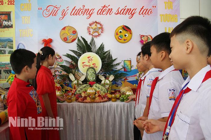 Các em học sinh Trường Tiểu học Thịnh Vượng giới thiệu về mầm ngũ quả. Ảnh: Minh Hải
