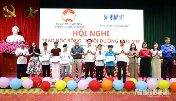 Công ty TNHH JUWON trao 5 suất học bổng “Nuôi dưỡng ước mơ” cho 5 em học sinh có hoàn cảnh khó khăn, nỗ lực vươn lên trong học tập trên địa bàn phường. Ảnh: Nguyễn Oanh