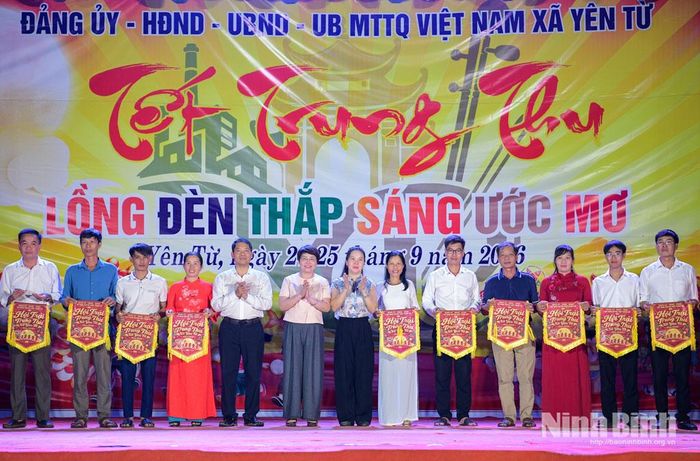 Lãnh đạo xã Yên Từ trao Cờ lưu niệm cho các đơn vị tham gia chương trình. Ảnh: Trường Giang