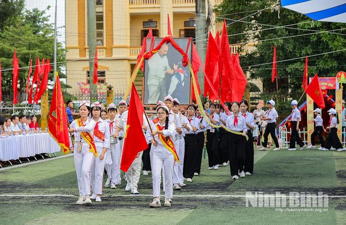 Rước kiệu ảnh Bác Hồ trong lễ khai mạc Trại thu. Ảnh: Viết Dư