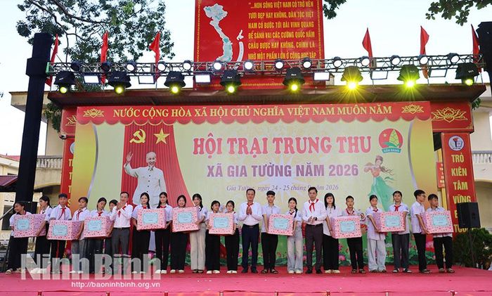 Các em thiếu nhi của 10 thôn được nhận phần quà ý nghĩa của xã Gia Tường nhân dịp Tết Trung thu. Ảnh: Đinh Huyền