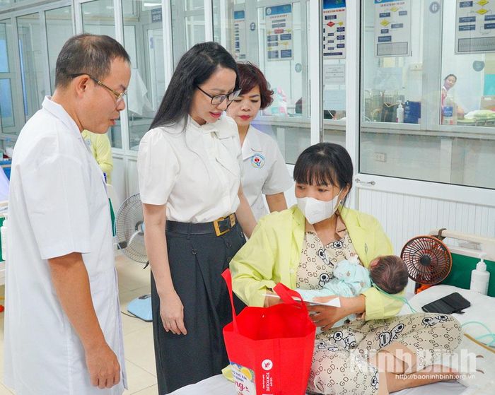 Lãnh đạo Chi cục Dân số và Trẻ em tỉnh tặng quà cho bệnh nhi có hoàn cảnh khó khăn đang điều trị tại Bệnh viện Nhi Nam Định. Ảnh: Diệu Linh