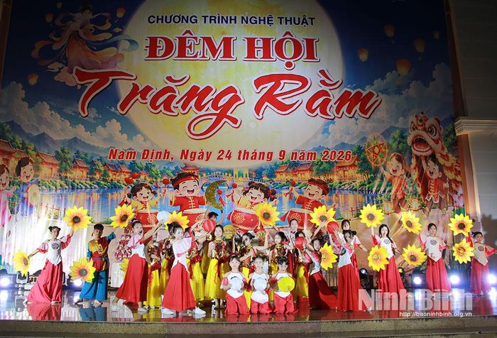 Tiết mục văn nghệ tại chương trình “Đêm hội trăng rằm” năm 2026 phường Nam Định. Ảnh: Minh Thuận