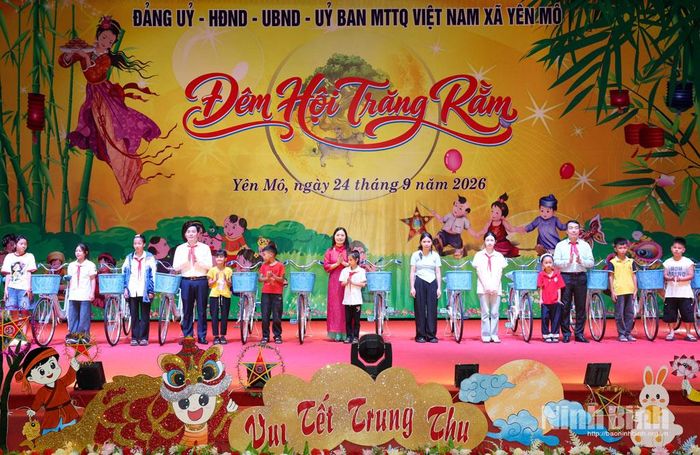 Các đồng chí lãnh đạo Ủy ban MTTQ Việt Nam tỉnh, Văn phòng Tỉnh ủy, lãnh đạo xã Yên Mô trao xe đạp cho các cháu thiếu nhi có hoàn cảnh khó khăn. Ảnh: Minh Quang