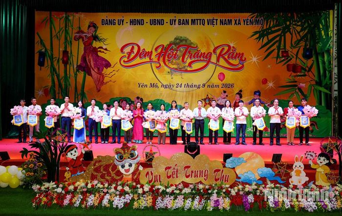 Ban tổ chức trao hoa, cờ lưu niệm cho các đoàn tham gia Hội trại. Ảnh: Minh Quang