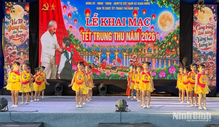 Các em Trường Mầm non Xuân Hưng biểu diễn một tiết mục văn nghệ. Ảnh: Hoa Xuân