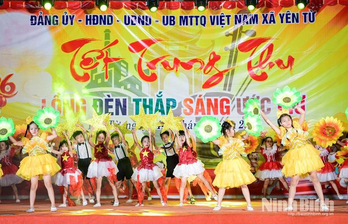 Tiết mục văn nghệ của các cháu thiếu nhi tại chương trình. Ảnh: Trường Giang