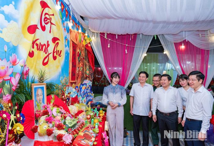 Các đại biểu tham quan hội trại. Ảnh: Ngọc Linh
