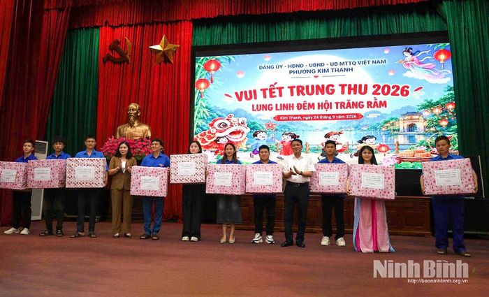 Lãnh đạo phường Kim Thanh trao quà cho các em học sinh. Ảnh: Phạm Hiền