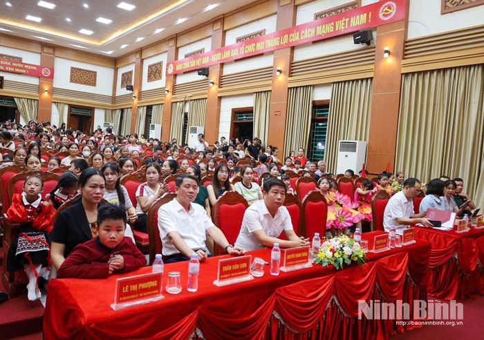 Các đại biểu dự đêm hội trăng rằm. Ảnh: Phạm Hiền