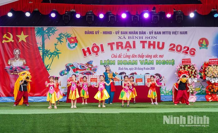 Tiết mục văn nghệ của các em thiếu nhi xã Bình Sơn. Ảnh: Hoa Hiên