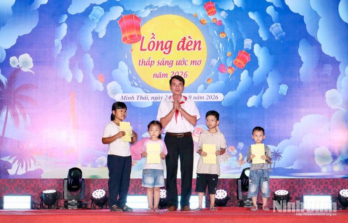 Lãnh đạo xã Minh Thái tặng quà cho trẻ em có hoàn cảnh khó khăn trên địa bàn xã. Ảnh: Khánh Dũng