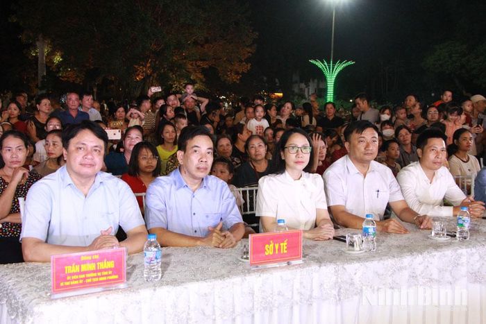 Các đại biểu dự chương trình “Đêm hội trăng rằm” tại phường Nam Định. Ảnh: Minh Thuận