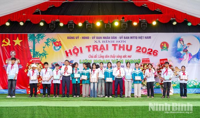 Lãnh đạo xã Bình Sơn tặng quà cho các em thiếu nhi có hoàn cảnh khó khăn trên địa bàn. Ảnh: Hoa Hiên