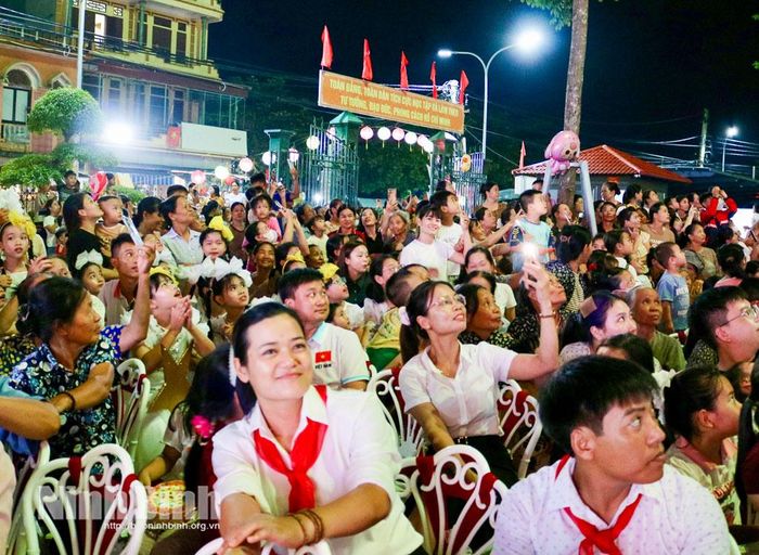 Đông đảo người dân đến thưởng thức, cổ vũ các tiết mục tại Hội diễn. Ảnh: Khánh Dũng