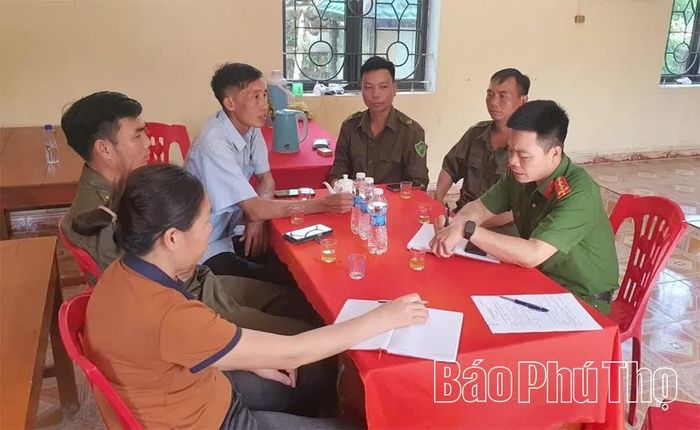 Công an xã An Bình phối hợp với Tổ bảo vệ an ninh trật tự ở cơ sở thôn Minh Thành nắm tình hình địa bàn.