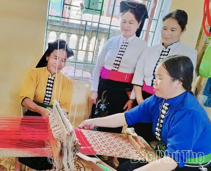 Nghề dệt truyền thống của người Tày trên địa bàn 4 xã vùng cao được khôi phục và từng bước phát triển, mang lại nguồn sinh kế cho bà con.
