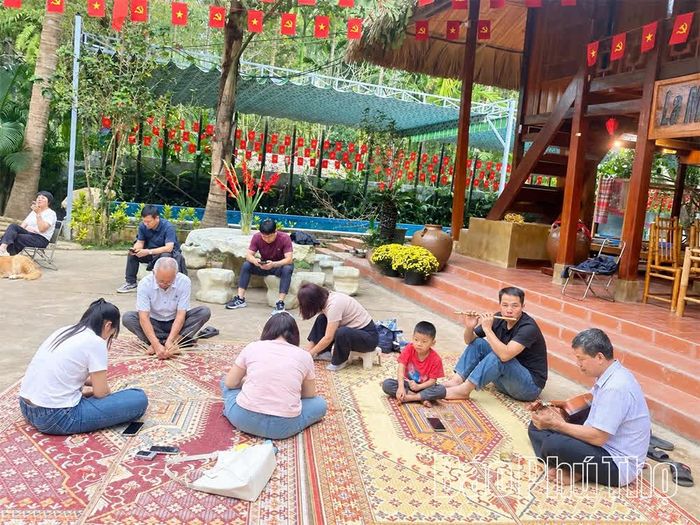 Du khách trải nghiệm không gian văn hóa, làng nghề truyền thống tại xã Bao La.
