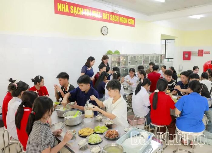 Bữa ăn nội trú bảo đảm dinh dưỡng, giúp học sinh vùng cao phát triển thể chất, nâng cao chất lượng giáo dục.
