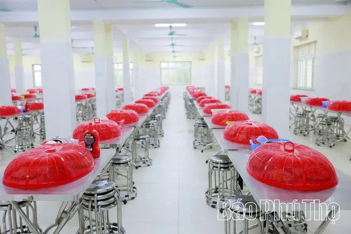 Phòng ăn Trường Phổ thông DTNT tỉnh Phú Thọ sạch sẽ, ngăn nắp trước giờ cơm trưa.