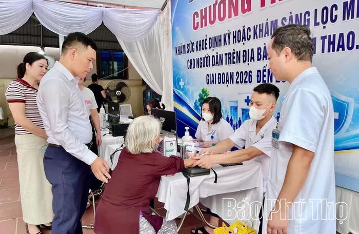 Người cao tuổi xã Lâm Thao được khám sức khỏe miễn phí.