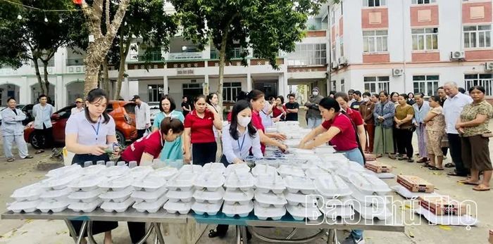 Trung tâm Y tế khu vực Tân Lạc phối hợp với các nhà hảo tâm chuẩn bị những suất cơm miễn phí phát cho bệnh nhân nghèo.