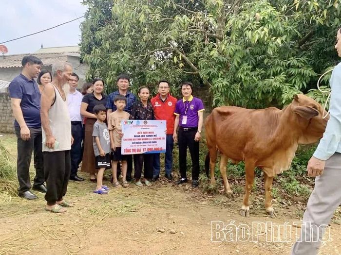 CLB Thiện nguyện Tấm lòng nhân ái Bình Xuyên trao số tiền 87 triệu đồng vận động được cho gia đình ông bà Long Khánh, xã Bình Xuyên .
