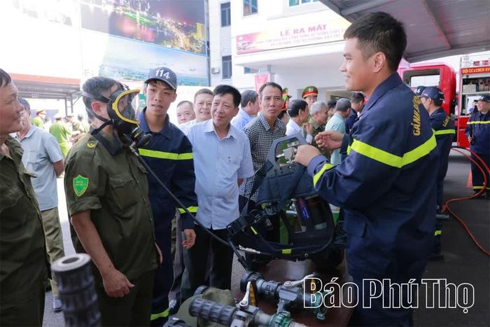 Lực lượng an ninh trật tự cơ sở trải nghiệm sử dụng mặt nạ phòng độc và bình ô xi tại lễ ra mắt Trung tâm Giáo dục cộng đồng về phòng cháy, chữa cháy và cứu nạn, cứu hộ phường Việt Trì.