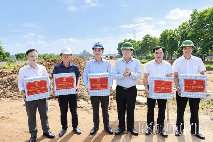 Bộ trưởng Bộ Xây dựng Trần Hồng Minh trao quà động viên các đơn vị thi công.