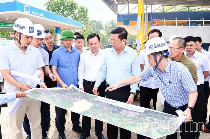 Bộ trưởng Bộ Xây dựng Trần Hồng Minh và Phó Chủ tịch UBND tỉnh Quách Tất Liêm trực tiếp nghe chủ đầu tư, nhà thầu báo cáo tiến độ thi công dự án.
