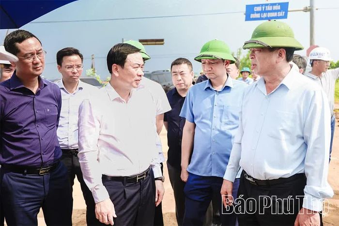 Đoàn kiểm tra dự án tại đoạn đi qua xã Vĩnh Thành.