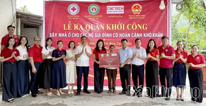 Đại diện các đơn vị trao biển tượng trưng kinh phí hỗ trợ xây dựng nhà Chữ thập đỏ cho gia đình bà Trần Thị Mói, thôn Đồng Cà, xã Đạo Trù.