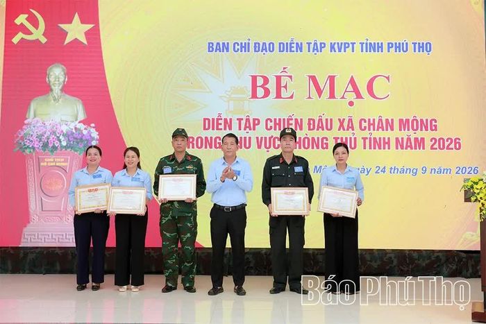 Lãnh đạo xã Chân Mộng khen thưởng các tập thể có thành tích xuất sắc trong thực hiện nhiệm vụ tổ chức diễn tập.