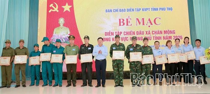 Lãnh đạo xã Chân Mộng khen thưởng các cá nhân có thành tích xuất sắc trong thực hiện nhiệm vụ tổ chức diễn tập.