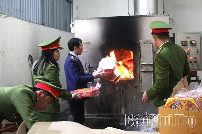 Lực lượng chức năng tiêu hủy hàng hóa không rõ nguồn gốc, xuất xứ sau khi thu giữ.