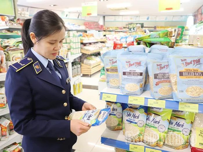 Lực lượng Quản lý thị trường tăng cường công tác quản lý, kiểm soát hàng hóa.