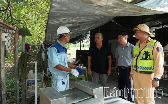 Cơ quan chức năng tuyên truyền, nhắc nhở người dân không lấn chiếm gầm cầu làm nơi tập kết vật liệu, buôn bán, kinh doanh.