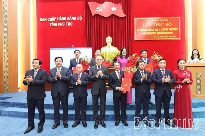 Các đồng chí Thường trực Tỉnh ủy trao quyết định đổi tên Ban Tuyên giáo và Dân vận Tỉnh ủy thành Ban Tuyên giáo Tỉnh ủy.