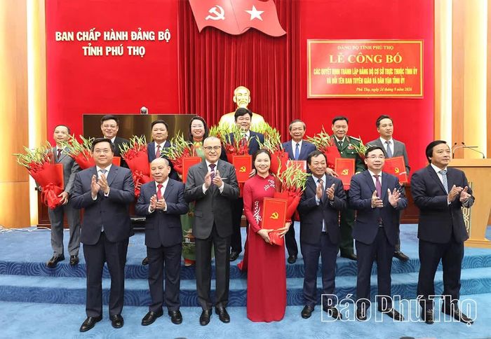 Các đồng chí Thường trực Tỉnh ủy trao quyết định thành lập và tặng hoa chúc mừng Đảng bộ MTTQ, các đoàn thể tỉnh Phú Thọ.